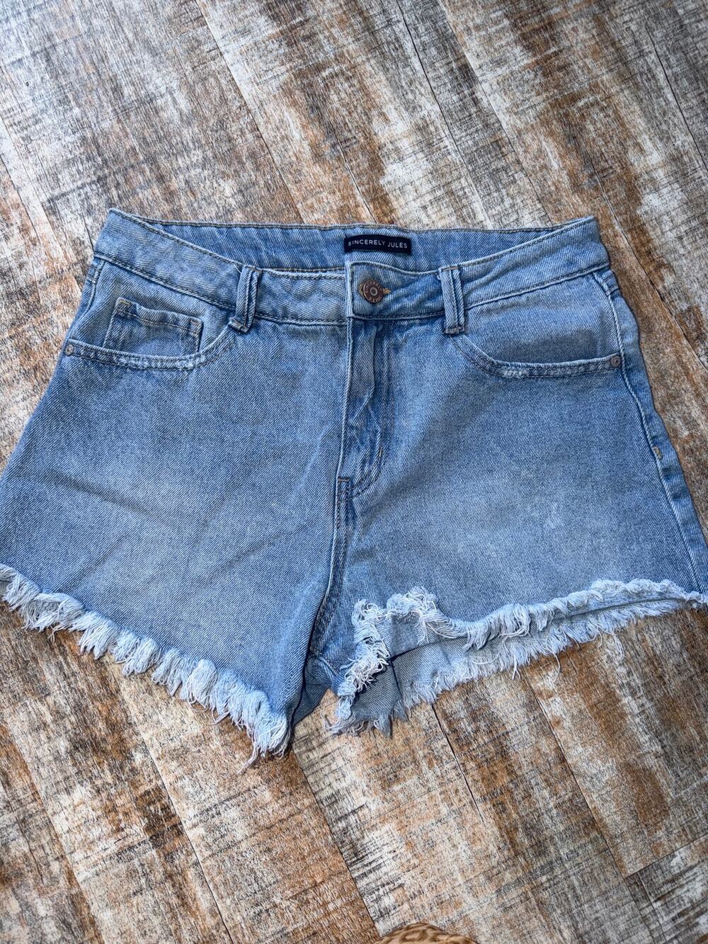 Sincerely Jules Light Wash High Rise Raw Hem Everyday Jean Shorts Size 7 / 28